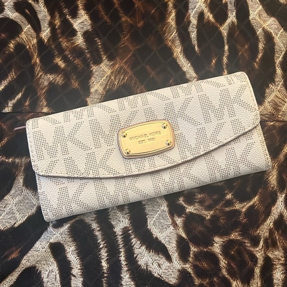 Micheal Kors bag & wallet 🤍 - Picture 2 of 7